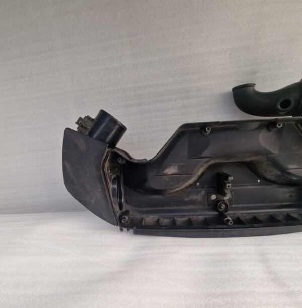 BMW X5 F15 Air Intake Filter Housing 70557338 (115) - Image 6
