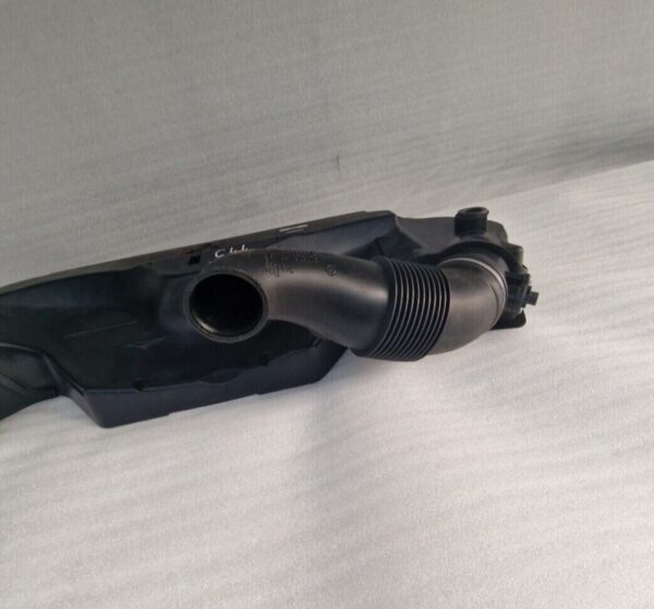 BMW X5 F15 Air Intake Filter Housing 70557338 (115) - Image 12