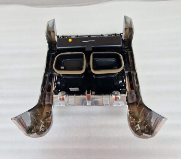 Range Rover Sport Rear Centre Air Vent Console DK62045L92B (15) Scratches - Image 4