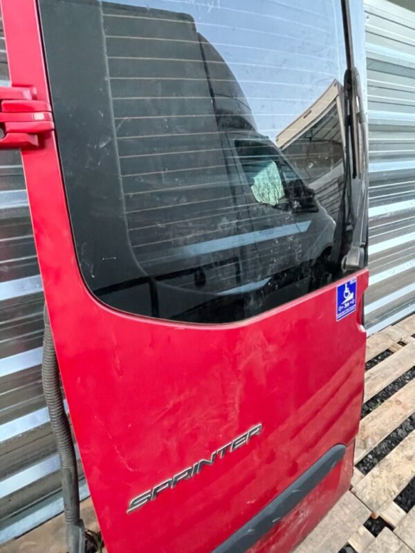 Mercedes Sprinter W907 RWD Rear Door With Glass Damaged In Red BREAKING - Image 5