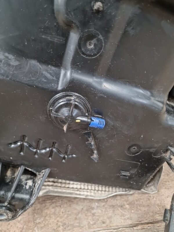VOLKSWAGEN CRAFTER/MAN TGE 2018-ON ADBLUE TANK 2N0131877 (79) - Image 5