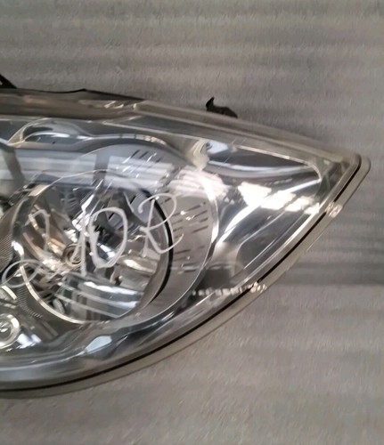 Renault Master/Movano Right Side Headlight 260100050 (210) Scratches - Image 4