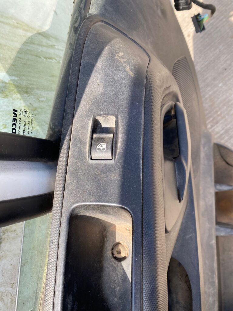 Iveco Daily 2015 2020 Front Door Left Side N/S/F BREAKING - Image 10