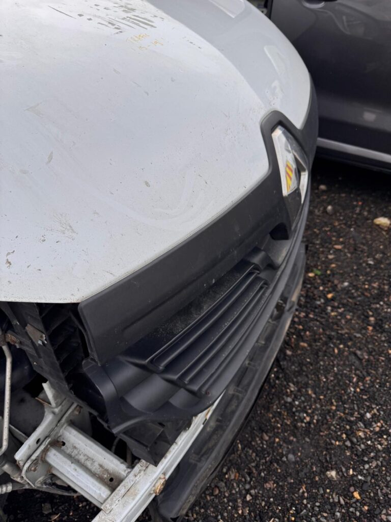 Renault Trafic Bonnet 2015 2019 In White Breaking - Image 9