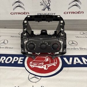 Renault Trafic Vivaro Radio Surround Trim 678700458 BREAKING  (507)