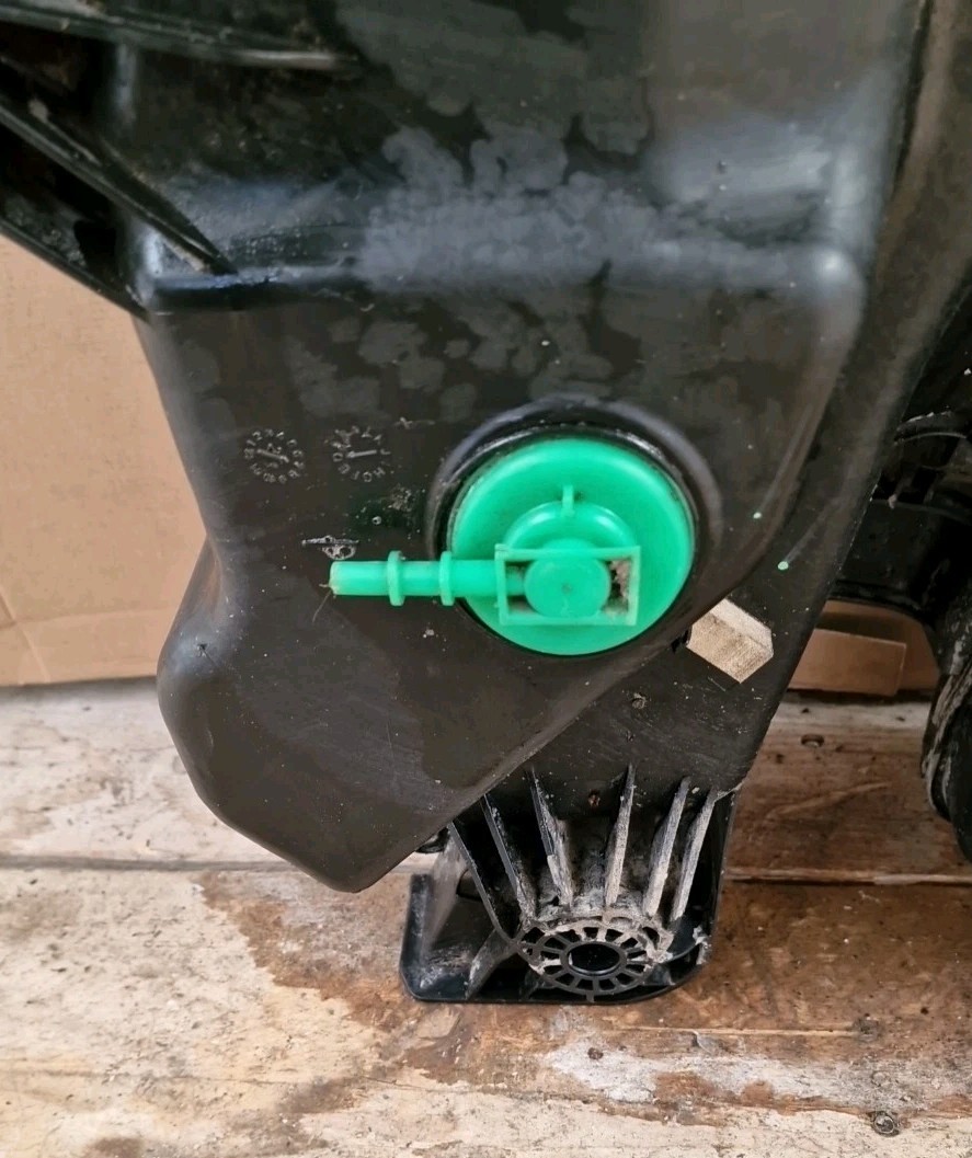 Peugeot Expert/Dispatch/Vivaro/ Proace ADBLUE TANK 4098016 (57)