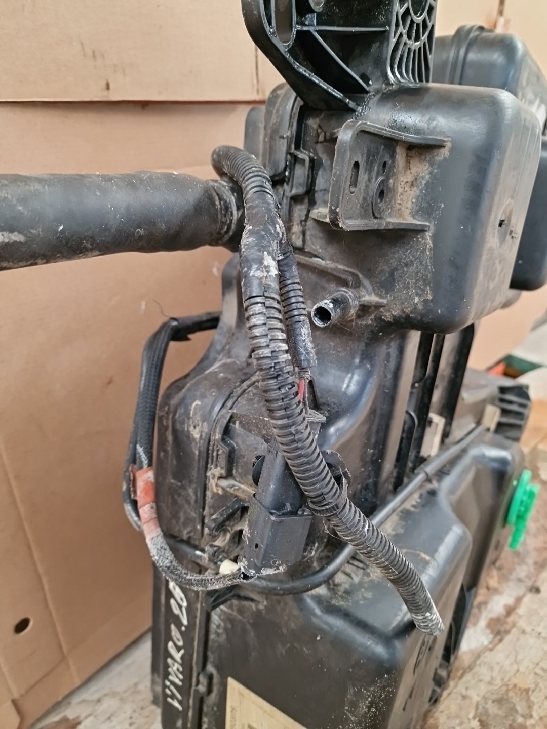Peugeot Expert/Dispatch/Vivaro/ Proace ADBLUE TANK 4098016 (59)