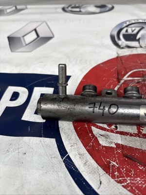 VAUXHALL VIVARO TRAFIC Diesel Fuel Injector Rail 175214823R 740