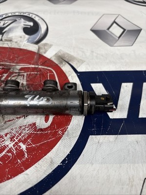 VAUXHALL VIVARO TRAFIC Diesel Fuel Injector Rail 175214823R 740